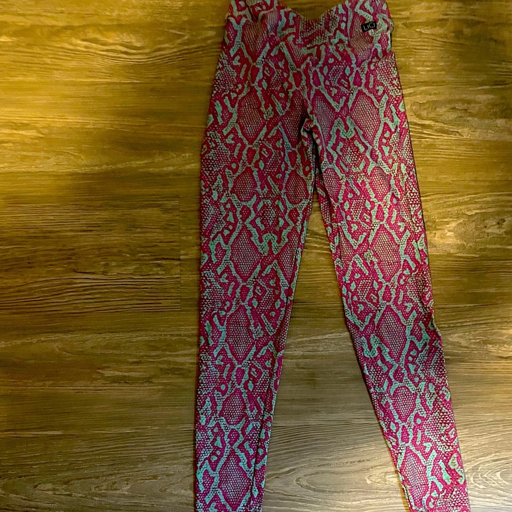 Lici fit v cut small leggings